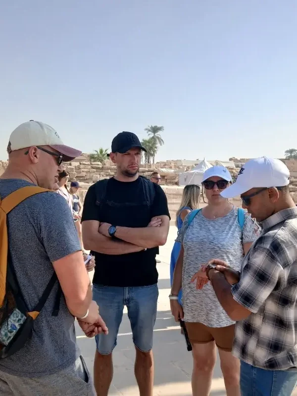 The guide explains the sightseeing tours in Egypt